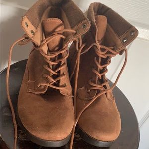🐇 Brown laced boots NWOT
